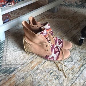 Th Sak tribal print booties